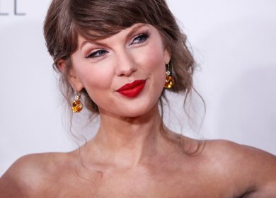 Taylor Swift's Soft, Smudged Cat-Eye Liner Is Peak Millennial—See the Photos